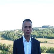 Docente di informatica C/C impartisce lezioni per studenti di scuole medie, liceo e instituto